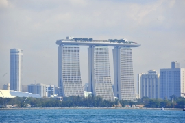 Singapore skyline med tropisk hage i 57.etasje over tre hotell