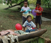 Sunne barn som hjelper til med å lage Tapa
