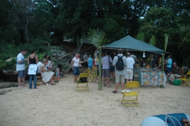 Telt satt opp på stranden over mat av alle salg