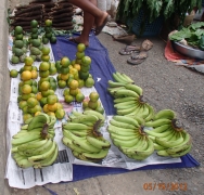 På markedet for å handle fersk frukt