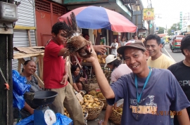 Blide Filipinos som selger levene kyllinger