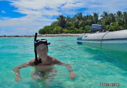 Nydelig vann også her på en øde øy i atollet