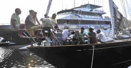 Manual lifting of stern to access rudder shaft gator