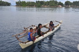 Barn på vei hjem etter seiltur i atollet