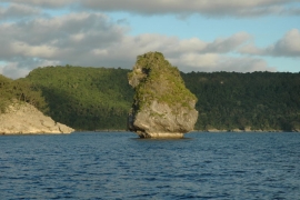 Korall øy i innseilingen fra vest mot Neiafu ligner jo mest på et norsk troll