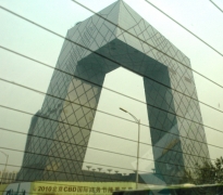 Moderne arkitektur i Beijing, et TV hus her sett gjennom bakruten på bilen
