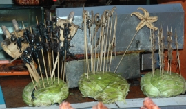 Gatekjøkken med levende skorpioner på grillspyd klar til grilling