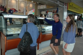 Brandy, Mark og Eli kjøper iskrem