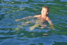 Eli koser seg i vannet ute i Rock Island