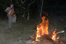 Irske Fergus spiller torader ved bålet