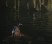 Eli snorkler i Swallows Cave