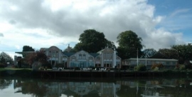 Flotte hus langs elven ved Valdivia