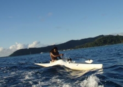 Polynesisk kano som henger på jollebølgen