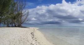Kritthvit strand på en "øde" øy