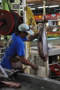 På markedet sløyde de tunfisk