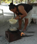 Lunsjen tilberedes på en enkel men efektiv ovn fyrt med tørre kokosnøtt skall