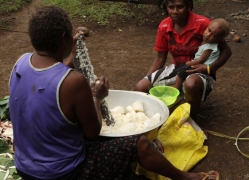 På tur i landsbyen kvinnene lager lap lap
