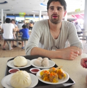 Joachim, alias Mr. Lomo blir litt skeptisk nå det bare er Kinesiske dumplings som blir servert