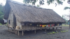 Et av husene i landsbyen