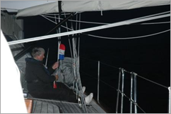 Bernt heiser det Hollanske flagg når vi passerer grensen om natten